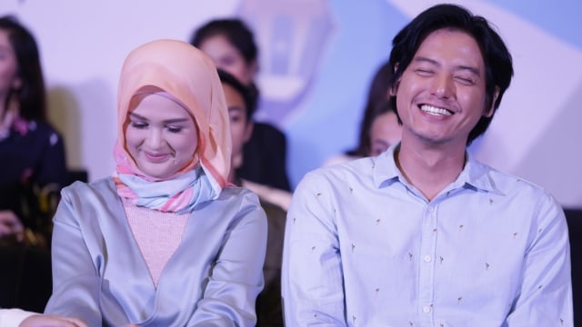 Artis Cut Meyriska dan Roger Danuarta saat hadir di acara program Ramadhan, Selasa, (23/4). Foto: Ronny