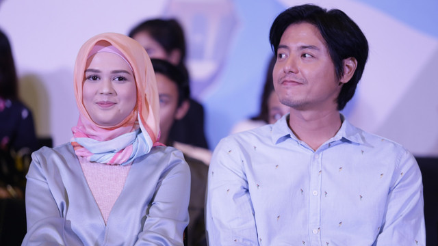Artis Cut Meyriska dan Roger Danuarta saat hadir di acara program Ramadhan, Selasa, (23/4). Foto: Ronny