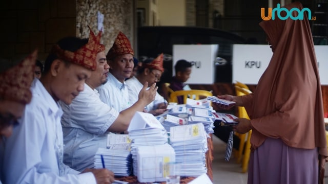 Ilustrasi petugas KPPS saat pelaksanaan Pemilu di Sumsel (foto: abp/Urban Id)