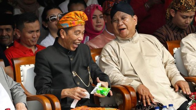 Pasangan Capres 01 dan 02 terlihat akrab berkomunikasi. (Dok. Kumparan)