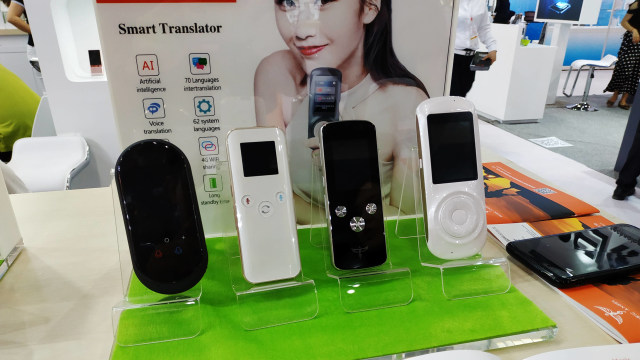Berbagai seri Smart Translator. Foto: Utomo Priyambodo/kumparan
