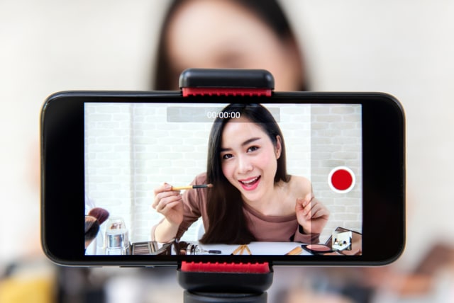 com-Menjadi buzzer dan Influencer. Foto: Shutterstock