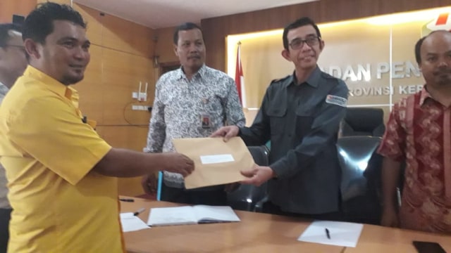 Ketua Bawaslu Provinsi Bangka Belitung, Edi Irawan menerima laporan dugaan kecurangan Pemilu 2019 yang diserahkan DPD I Partai Golkar Bangka Belitung.(ist)