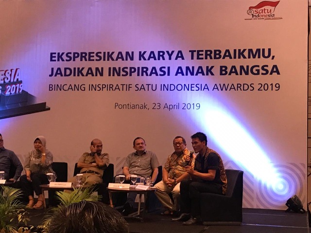 Franly Apriliano Oleh, saat berbagi kisah inspiratif menjaga hutan demi Desa Wisata, di Hotel Ibis Pontianak. Foto: Teri Bulat