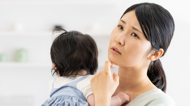 Ilustrasi ibu memilkirkan pilihan yang lebih baik untuk anak Foto: Shutterstock