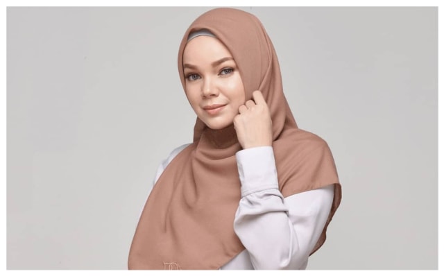TAWNY Dolby Voal Scarf, salah satu produk yang dipakai Dewi Sandra | Photo by @doa.indonesia on Instagram