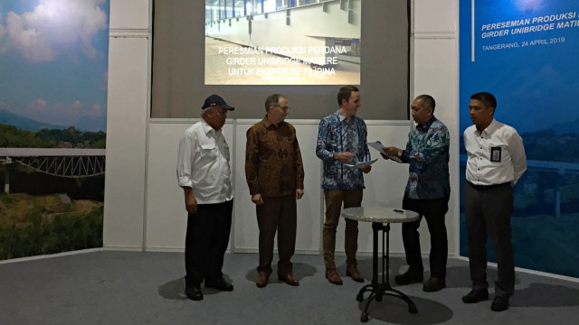 Menteri PUPR, Basuki Hadimuljono menyaksikan penandatanganan perjanjian kerja sama. Foto: Abdul Latif/kumparan