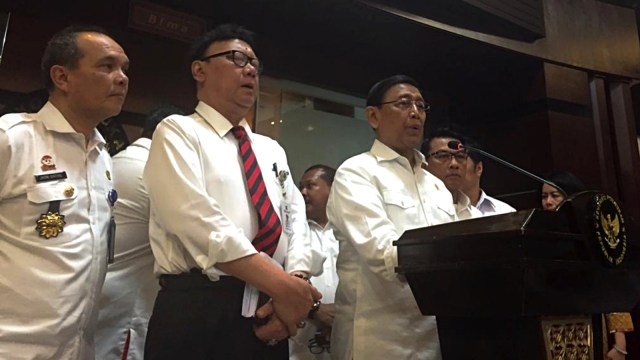 Menkopolhukam Wiranto, Mendagri Tjahjo Kumolo, dan Kepala Kantor Staf Kepresidenan Moeldoko, di kantor Menkopolhukam. Foto: Lutfan Darmawan/kumparan