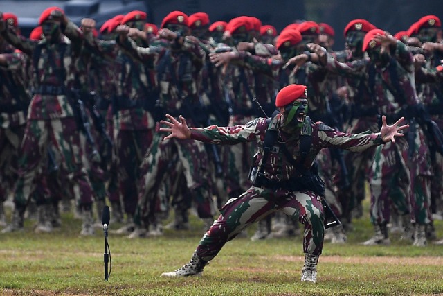 Prajurit Kopassus TNI AD melakukan unjuk kebolehan dalam peringatan HUT Ke-67 Kopassus di Mako Kopassus, Cijantung, Jakarta Timur, Rabu (24/4). Foto: ANTARA FOTO/Sigid Kurniawan