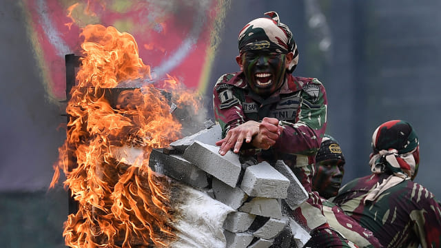 Prajurit Kopassus TNI AD melakukan unjuk kebolehan dalam peringatan HUT Ke-67 Kopassus di Mako Kopassus, Cijantung, Jakarta Timur, Rabu (24/4). Foto: ANTARA FOTO/Sigid Kurniawan