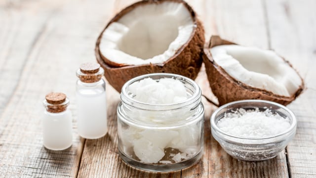 Ilustrasi minyak kelapa. Foto: Shutterstock
