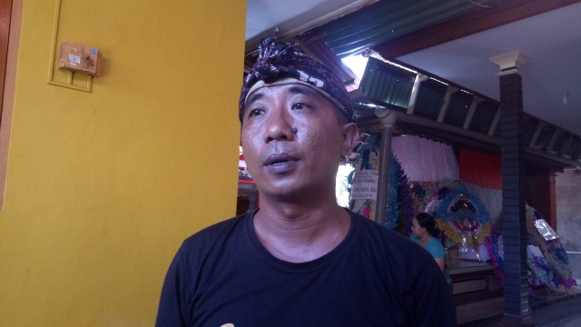 Wayan Wardana, adik sepupu I Putu Rudi Artawan, Ketua KPPS TPS di Kuta yang meninggal karena kecelakaan. Foto: Denita BR Matondang/kumparan
