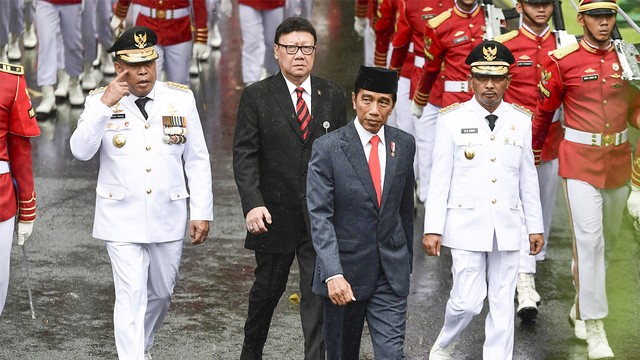 Presiden Joko Widodo (kedua kanan) didampingi Menteri Dalam Negeri Tjahjo Kumolo (kedua kiri) mengikuti prosesi kirab pelantikan Gubernur dan Wakil Gubernur Maluku. Foto: ANTARA FOTO/Hafidz Mubarak A
