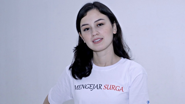 Artis Kimberly Ryder berpose di syukuran film Mengejar Surga. Foto: Ronny
