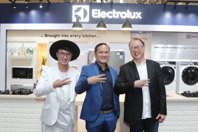 Barli Asmara, Indonesia Fashion Designer; Chandra Yudasswara, Electrolux Chef; Iffan Suryanto, President Director Electrolux Indonesia, dalam Pembukaan Electrolux Taste & Care Exhibiton 2019. Foto: Electrolux