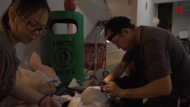 Daniel Tay menjalani gaya hidup Freegan yang membuatnya hanya menghabiskan sekitar Rp 100 ribu pertahun untuk makan. (foto: YouTube/CNA Insider)