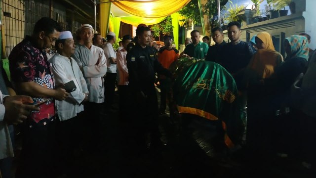 Sunaryo (57) ketua KPPS TPS 13 meninggal dunia. Foto: Yuana Fatwalloh/kumparan