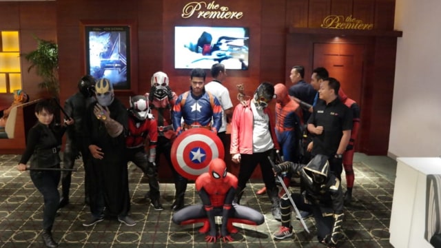 Komunitas Hocer mengenakan kostum karakter dari Marvel Cinematic Universe (MCU) dalam penayangan hari pertama film "Avengers: End Game" di Semarang. Foto: Afiati Tsalitsati/kumparan
