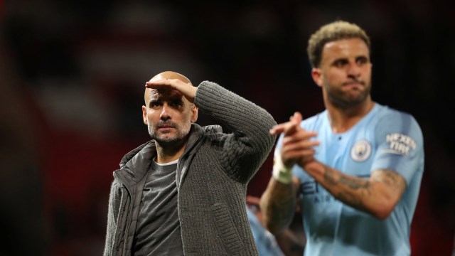 Guardiola meneropong tribune penonton usai timnya menaklukkan Manchester United. Foto: Reuters/Carl Recine