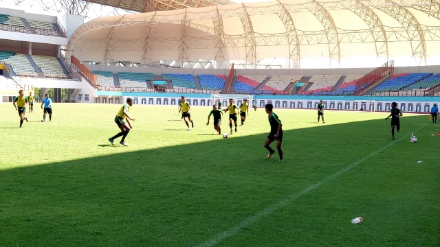 Timnas U-19 Indonesia menjalani simulasi pertandingan di Stadion Wibawa Mukti, Cikarang, Jawa Barat. Foto: Alan Kusuma/kumparan