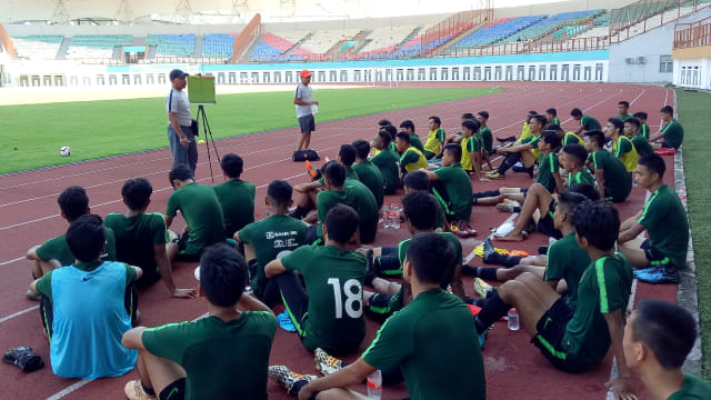 Pelatih Timnas U-19, Fakhri Husaini, memberikan evaluasi selepas laga uji tanding. Foto: Alan Kusuma/kumparan