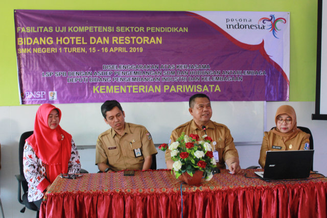 Kepala Sekolah  SMKN 1 Turen H Sali Rochani, S.Pd, M.M.Pd (dua dari kanan) dan sejumlah perwakilan Kepala Bidang Pengembangan Industri Pariwisata Kabupaten Malang dalam acara uji sertifikasi profesi bidang hotel dan restoran.(foto-foto dokumen)