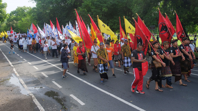 Perwakilan partai politik peserta Pemilu berparade dengan membawa bendera partainya dalam defile Deklarasi Kampanye Damai Pemilu 2019 di Denpasar, Bali, Minggu (24/3/2019). Foto: ANTARA FOTO/Nyoman Hendra Wibowo