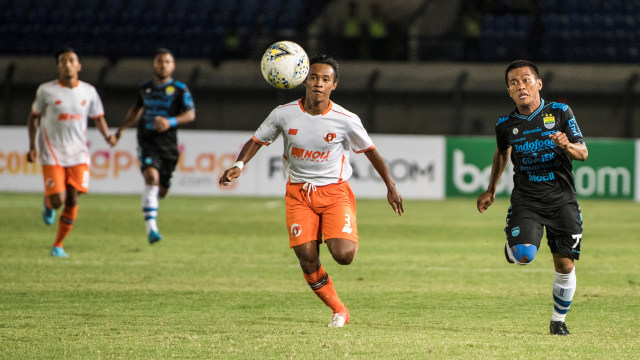 Beckham Putra Nugraha (kanan) menjalani laga Persib Bandung vs Perseru Serui di Stadion Jalak Harupat. Foto: M Agung Rajasa/Antara
