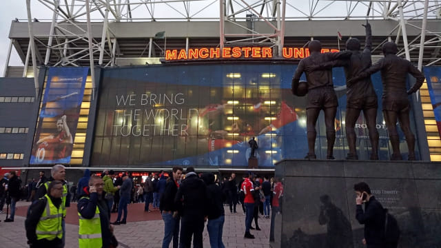 Suasana Old Trafford di Derbi Manchester. Foto: Yoga Cholandha/kumparan