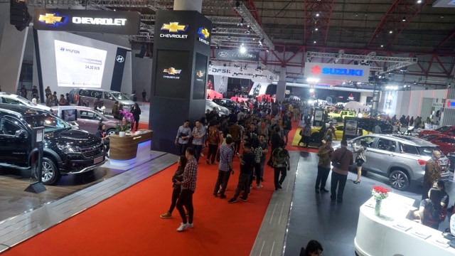 Suasana pameran Indonesia Internasional Motor Show (IIMS) di Jiexpo Kemayoran, Jakarta, Kamis (25/4). Foto: Irfan Adi Saputra/kumparan