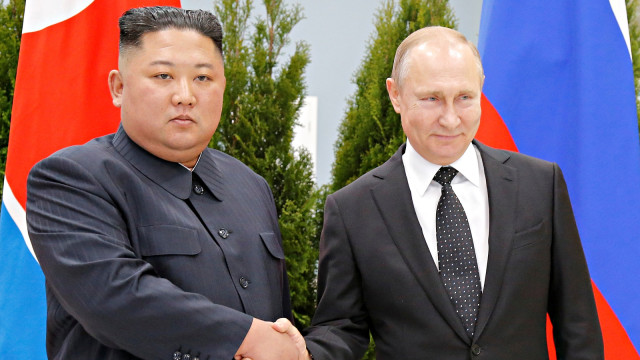 Presiden Rusia Vladimir Putin berjabat tangan dengan pemimpin Korea Utara Kim Jong-un. Foto: Alexander Zemlianichenko/Pool via REUTERS