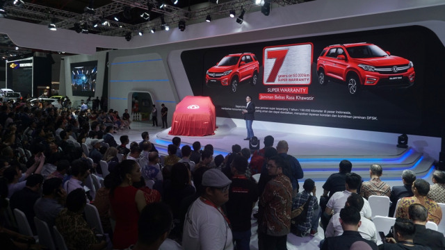 Peluncuran mobil DFSK Glory 560 di pameran otomotif Indonesia Internasional Motor Show (IIMS) di Jiexpo Kemayoran, Jakarta, Kamis (25/4). Foto: Irfan Adi Saputra/kumparan