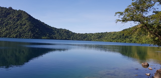 Danau air asin di tengah Pulau Satonda. Foto: Info Dompu