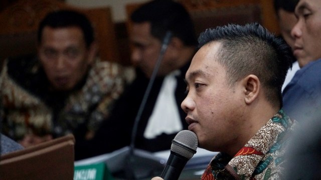 Asisten pribadi Menpora Imam Nahrawi, Miftahul Ulum bersaksi di sidang lanjutan terdakwa Ending Fuad Hamidy, di Pengadilan Tipikor, Jakarta, Kamis (25/4). Foto: Fanny Kusumawardhani/kumparan
