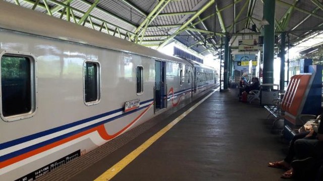 Suasana di stasiujmn kereta api