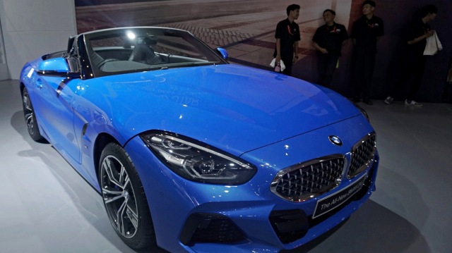 Tampak samping mobil BMW Z4. Foto: Irfan Adi Saputra/kumparan