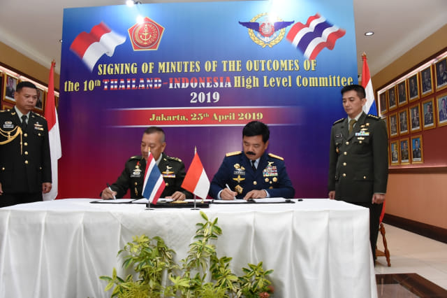 Penandatanganan antara  Panglima TNI Marsekal TNI Hadi Tjahjanto, S.I.P. dengan Panglima Angkatan Bersenjata Kerajaan Thailand Jenderal Ponpipaat Benyasri. (Foto: PuspenTNI)