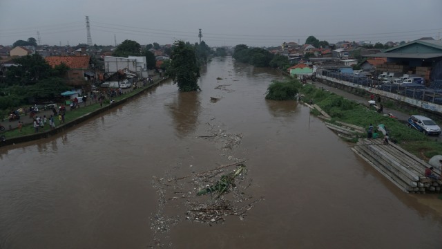 Suasana kali Ciliwung yang terkena dampak naiknya air di Bendungan Katulampa. Foto: Jamal Ramadhan/kumparan