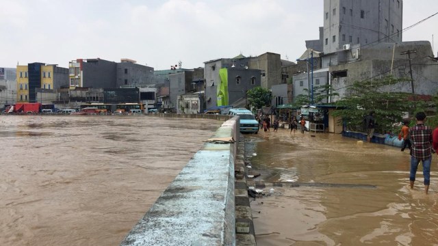 Banjir di Bukit Duri, Kampung Melayu, Jakarta Timur. Foto: Darin Atiandina/kumparan
