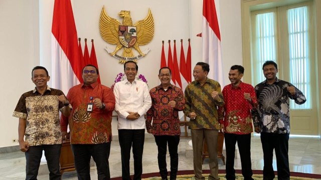 Presiden Jokowi dan Presiden KSPI Said Iqbal bersama tokoh buruh bertemu di Istana Kepresidenan Bogor. Foto: Dok. Istimewa
