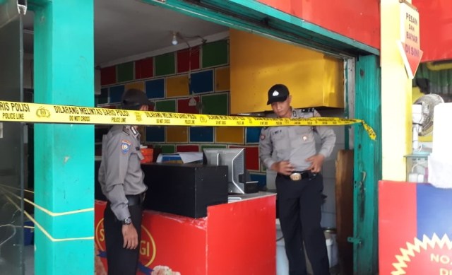 Petugas di lokasi kebakaran dapur martabak dan kue Bandung Siliwangi, di Semarang. Foto: Afiati Tsalitsati/Kumparan