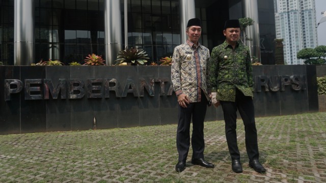 Wali Kota Bogor, Bima Arya (kanan) dan Wakil Wali Kota Bogor, Dedie A Rachim tiba di Gedung KPK Jakarta. Foto: Fanny Kusumawardhani/kumparan