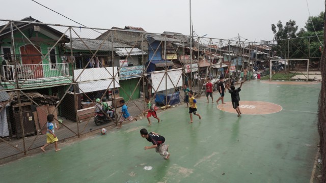 Potret bocah bermain sepak bola di kawasan Tanah Abang, Jakarta Pusat. Foto: Jamal Ramadhan/kumparan