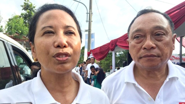 Menteri BUMN Rini Soemarno (kiri) dan Dirut Bank BTN Maryono (kanan) di Purwakarta. Foto: Ema Fitriyani/kumparan