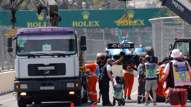 Proses evakuasi mobil George Russell di Baku City Circuit. Foto: Anton Vaganov/Reuters