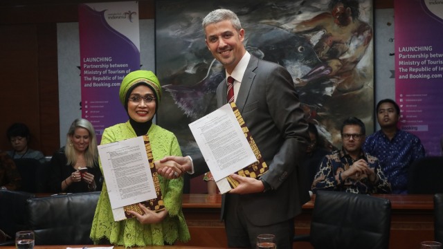 Pemberian cenderamata dari Kemenpar, Nia Niscaya, kepada Booking.com, Angel Llul Mancas (kanan). Foto: Helinsa Rasputri/kumparan