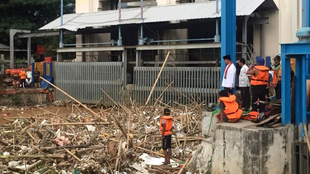 Gubernur DKI Anies Baswedan saat meninjau Pintu Air Manggarai. Foto: Ferry Fadhlurrahman/kumparan