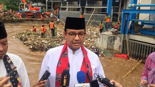 Gubernur DKI Anies Baswedan saat meninjau Pintu Air Manggarai. Foto: Ferry Fadhlurrahman/kumparan