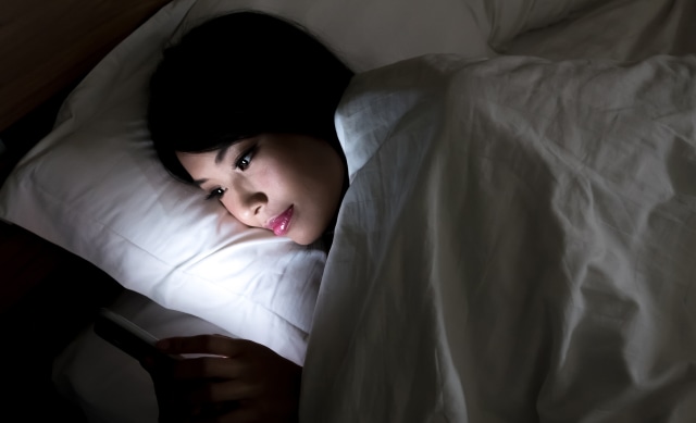 Ilustrasi kecanduan sosial media. Foto: Shutter stock