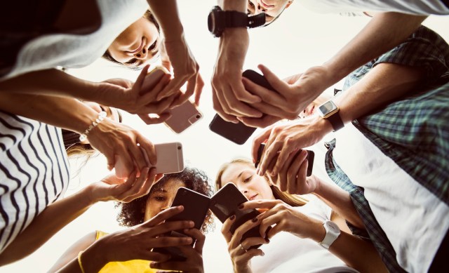 Ilustrasi menggunakan sosial media. Foto: Shutter Stock